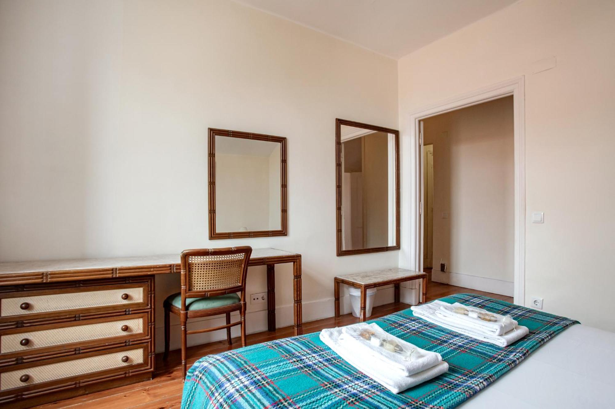 Large Family Flat In Campo De Ourique Hotel Lisbon Luaran gambar